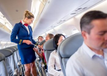 Pramugari Sebutkan Sepatu yang Dilarang Dipakai di Pesawat