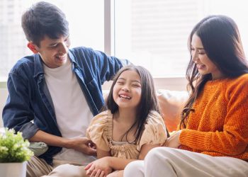 Anak Ingin Bercerita, Orangtua Perlu Mendengarkan Tanpa Menghakimi