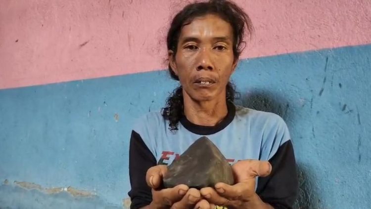 Warga Tegal Temukan Batu Diduga Meteor dan Penampakannya