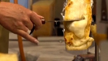 Lelehan Keju Terbaik Dunia di Kejuaraan Raclette Switzerland