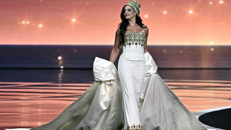 Wakil Palestina Nadeen Ayoub Kenakan Gaun Bergambar Masjid Al-Aqsa di Miss Universe 2025