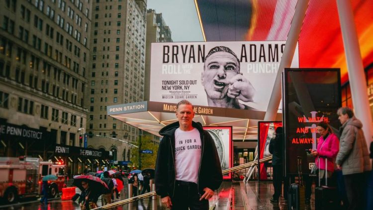 Nostalgia Bersama Bryan Adams, Mudah Beli Tiket Lewat BRImo