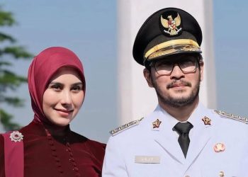 Syahnaz Sadiqah Tampil Memukau dengan Kebaya Kerah Shanghai dan Batik Megamendung Bersama Jeje Govinda