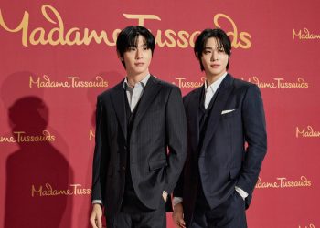 Ahn Hyo Seop Berpose Bersama Patung Lilinnya di Madame Tussauds Singapura