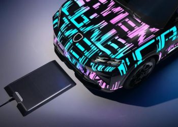 Cayenne Electric Lebih Praktis dengan Teknologi Pengisian Daya Nirkabel