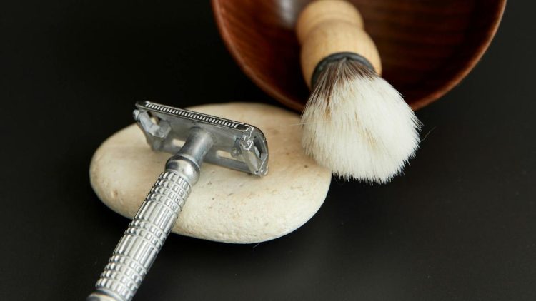 6 Alat Cukur Kumis dan Jenggot Elektrik serta Ukuran Mini yang Efektif