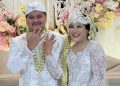 Kontras Gaun Pengantin Saat Akad dan Resepsi Pernikahan Rully Anggi Akbar
