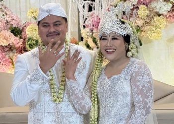 Kontras Gaun Pengantin Saat Akad dan Resepsi Pernikahan Rully Anggi Akbar