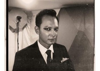 6 Pose Fedi Nuril dengan Setelan Jas Formal di Gala Premiere dan Viral Pakai Celak Hitam FFI 2025