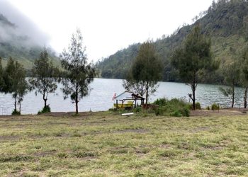 Pendaki Menginap di Ranu Kumbolo Saat Erupsi Gunung Semeru