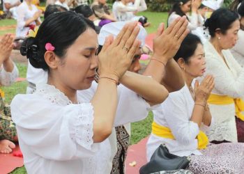 Khidmat Umat Hindu Rayakan Hari Galungan di Pura Cinere