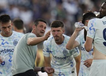 Jas Robek, Lutut Meluncur, Inter Menang Dramatis Melawan Hellas Verona