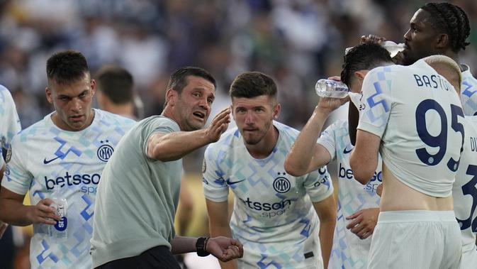 Jas Robek, Lutut Meluncur, Inter Menang Dramatis Melawan Hellas Verona