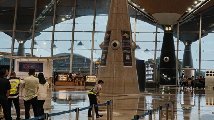 Atap Bandara Kuala Lumpur Malaysia Bocor Saat Badai Petir