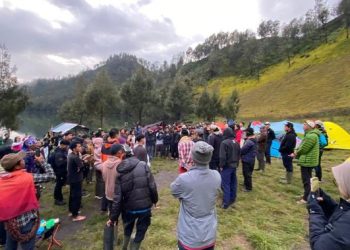 Pendaki Menginap di Ranu Kumbolo Saat Erupsi Gunung Semeru