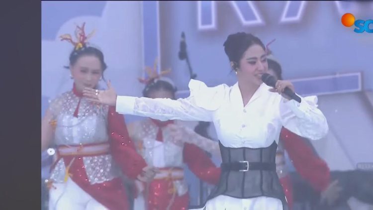 Dewi Perssik Dapat Dukungan Saat Tampil di Karnaval Jember Manggung dan Pulang Kampung