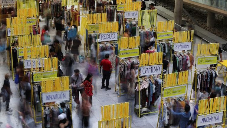 Orang-orang di Chili Bertukar Baju Bekas Capai Rekor Dunia