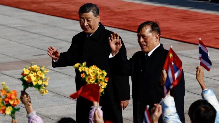Jalan di Karpet Merah saat Raja Thailand Bertemu Xi Jinping di Beijing