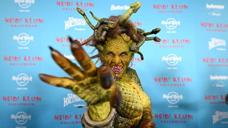 Rupa Heidi Klum Sebagai Medusa dengan Separuh Badan Menjadi Ular