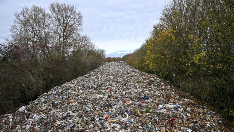 Inggris Cari Pelaku Pembuangan Sampah yang Kontaminasi Ladang