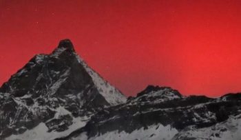 Melihat Aurora Borealis Merah Langka di Italia Akibat Badai Matahari