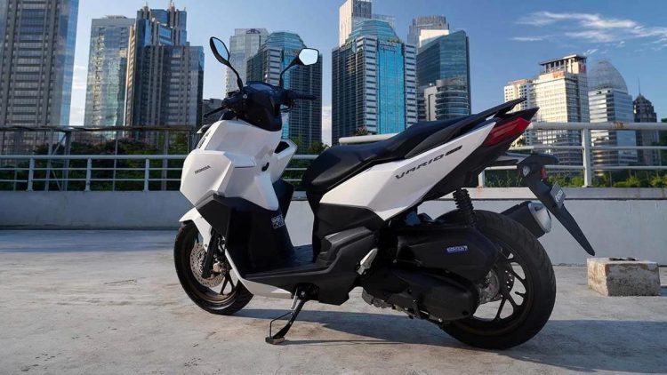 Mitos atau Fakta, Mematikan Mesin Motor dengan Standar Samping Bikin Aki Soak