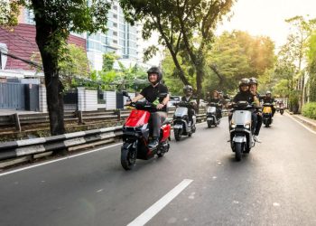 Tips Aman dan Nyaman Menggunakan Motor Listrik saat Liburan Nataru