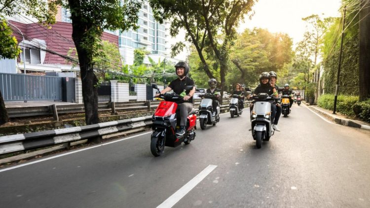 Tips Aman dan Nyaman Menggunakan Motor Listrik saat Liburan Nataru