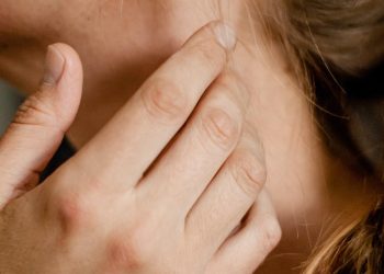 4 Gerakan Menyamarkan Garis Leher dan Mengencangkan Kulit Kendur