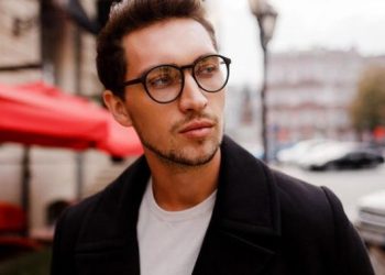 10 Alasan Pria Berkacamata Dikenal Lebih Menarik dan Seksi di Mata Wanita