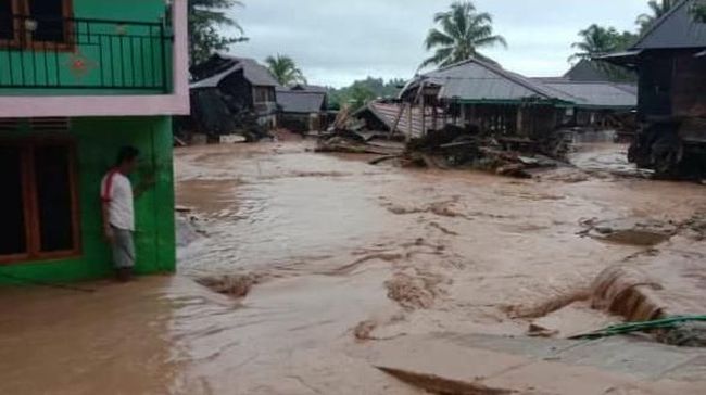 Banjir Bandang Menghancurkan Ribuan Rumah, Pengantin Baru Menjadi Korban