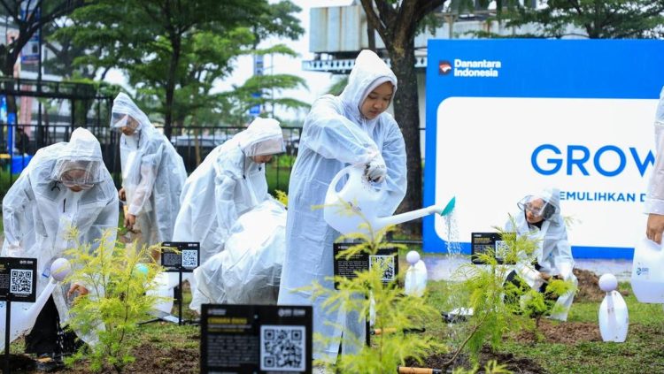 Aksi Tanam Pohon Ajak Warga Bandung Peduli Lingkungan