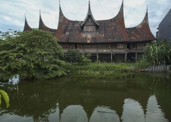 Warga Minang Sumbang 14 Kg Emas untuk Membeli Pesawat для Negara