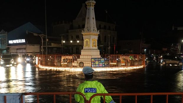 Polisi berjaga jelang pergantian tahun baru 2021 di Tugu Pal Putih Yogyakarta.