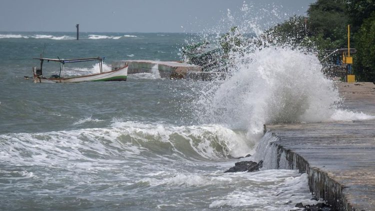 Waspada Gelombang Tinggi di Perairan Jelang Libur Natal