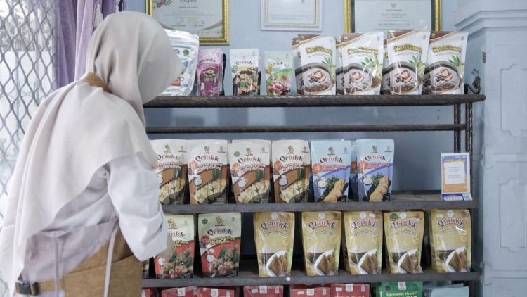 Dampingi Proses UMKM Bumbu Kemasan Ubah Kesulitan Menjadi Peluang