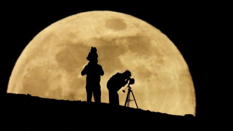 Fenomena Langit Januari 2026 Supermoon dan Hujan Meteor