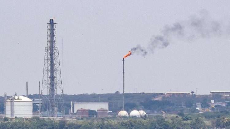 Kilang Minyak Venezuela Terlindungi dari Serangan AS, Pelabuhan Ekspor Terpuruk